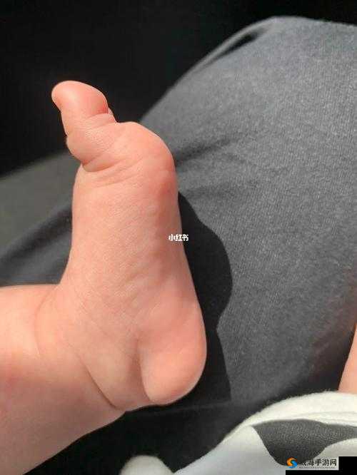 宝宝把脚抬高看镜子:萌娃的奇妙瞬间