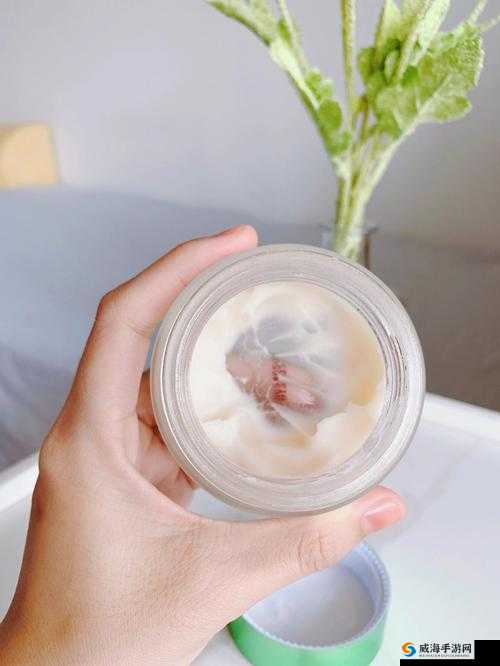 一边下奶边吃面膜视频：奇特行为引发关注