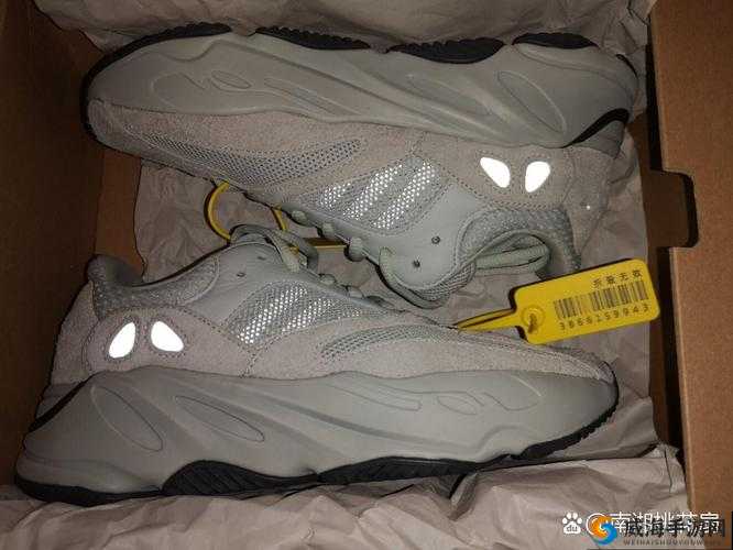 YEEZY700 好硬：脚感独特备受关注