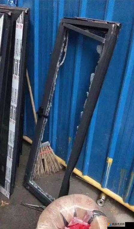 被压到落地玻璃窗前的惊险瞬间