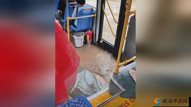 在公交车上被蹭流水了：尴尬瞬间