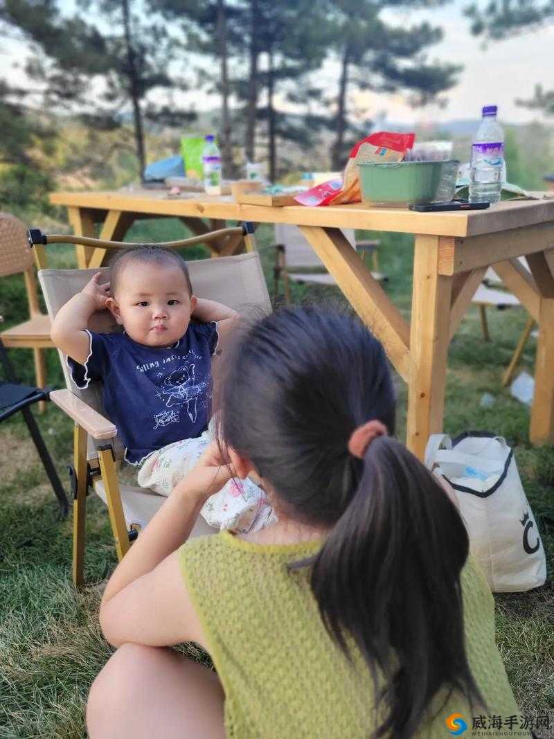一小孩儿半夜给女生吃困吧真奇怪