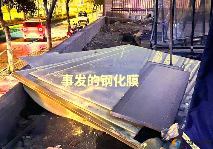 被压到落地玻璃窗前的惊险遭遇