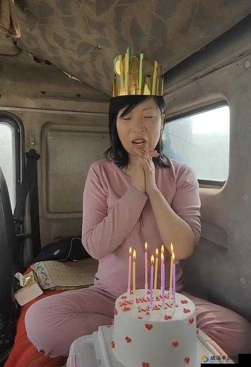 货车司机老周与赵青窃窃私语