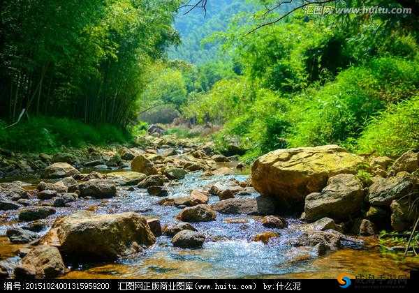 奇景两峰夹小溪，地湿又无泥