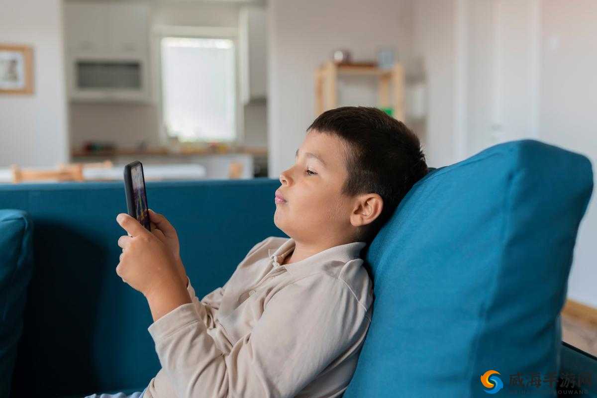 孩子晚上偷偷玩手机，家长该怎么办？