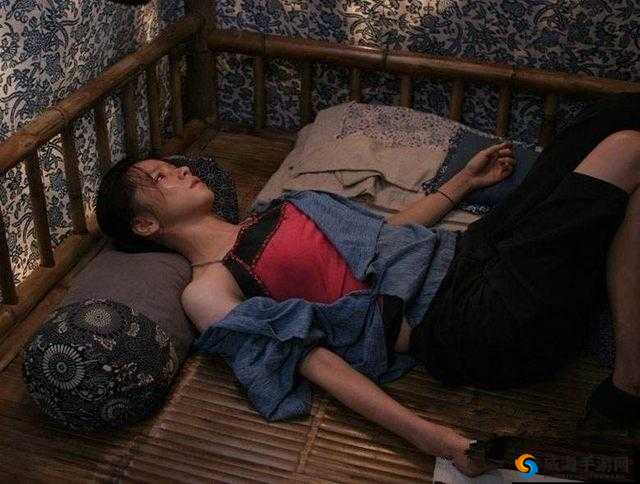 周莹躲进被子里：一段神秘的独处时光
