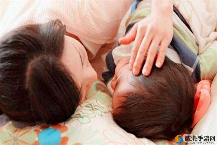 半夜装睡配合孩子：亲子间的有趣互动