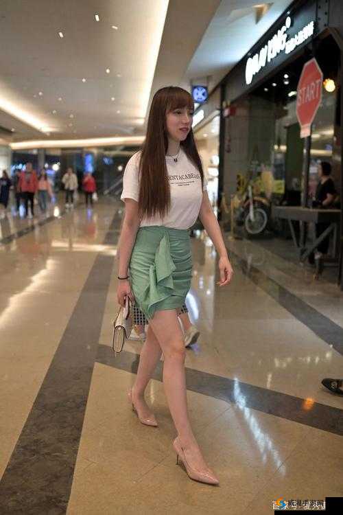 近距离拍摄商场美人性感瞬间