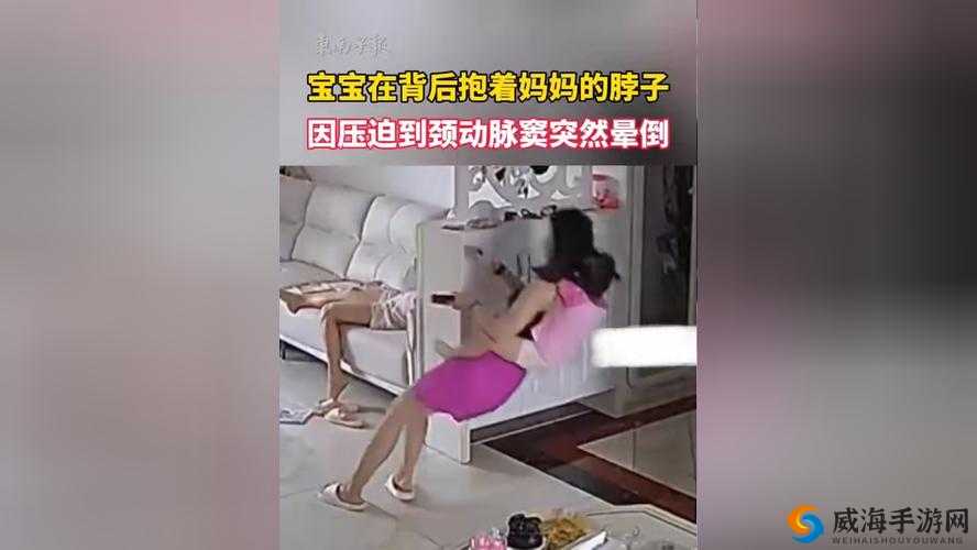 从后面抱着妈妈突然脸一红：背后的秘密情感