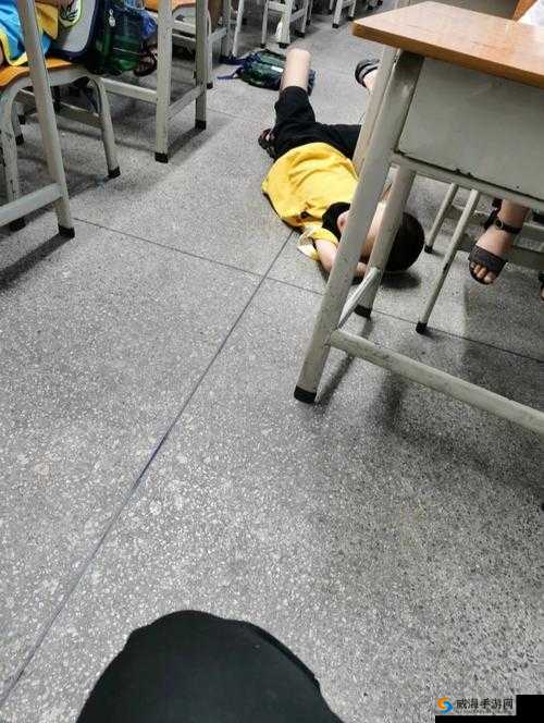 忘带罩子：一节课的意外与尴尬