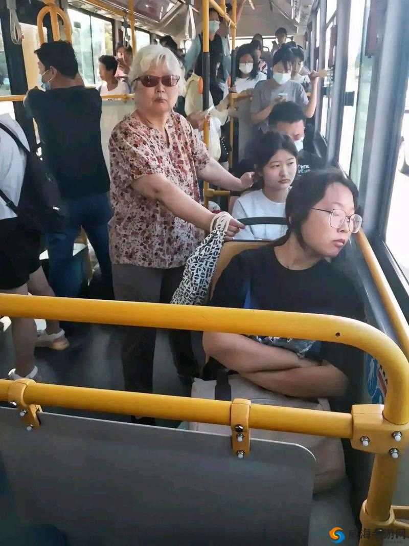 小洁在公交车上弄爽视频引发热议