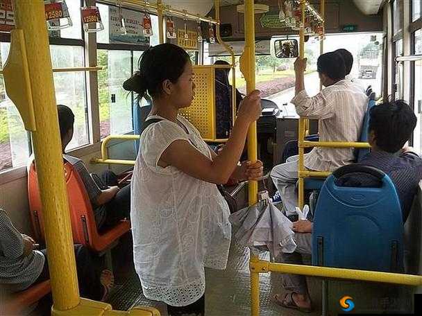 坐公交车：意外的 2 小时视频之旅