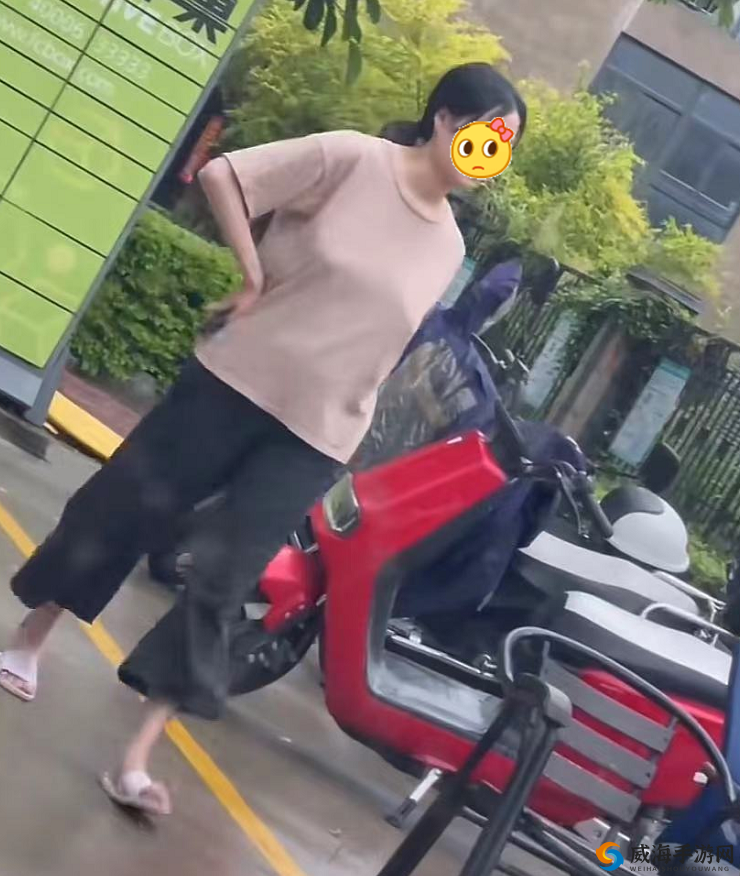 真空下楼取快递被 C 事件引发关注