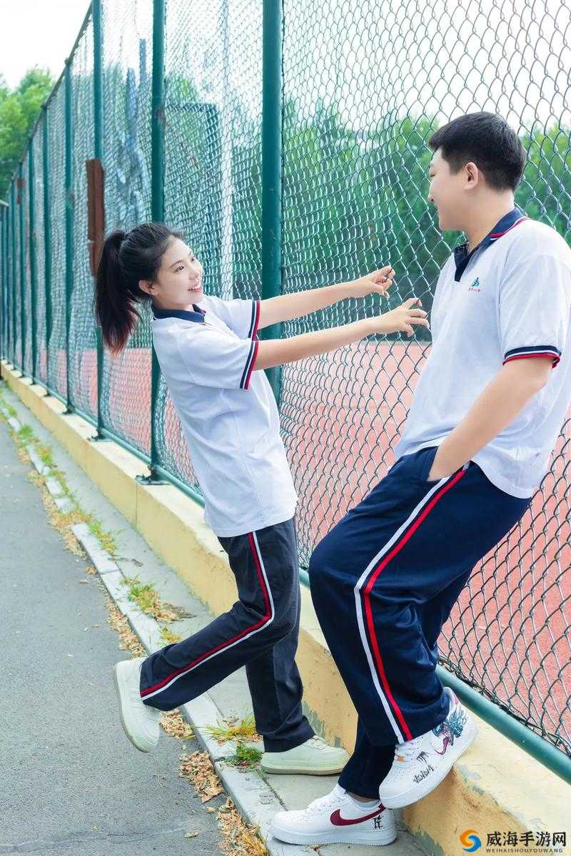 男女学生一起相嗟嗟：青春的美好时光