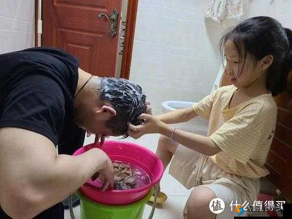 宝宝乖乖让爸爸水池洗头的方法