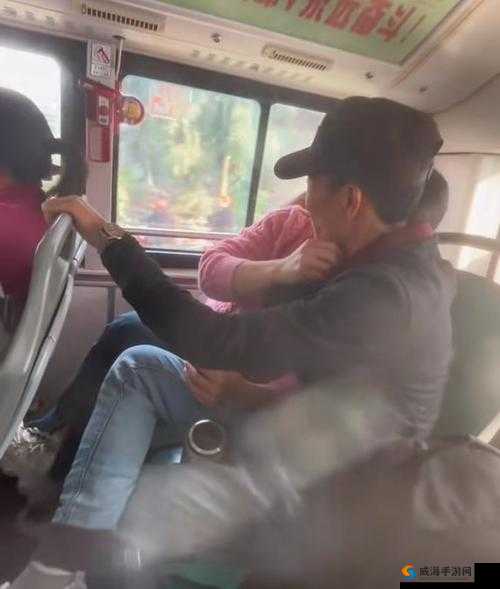 公交车上的禁忌之恋：男男女女当众亲热