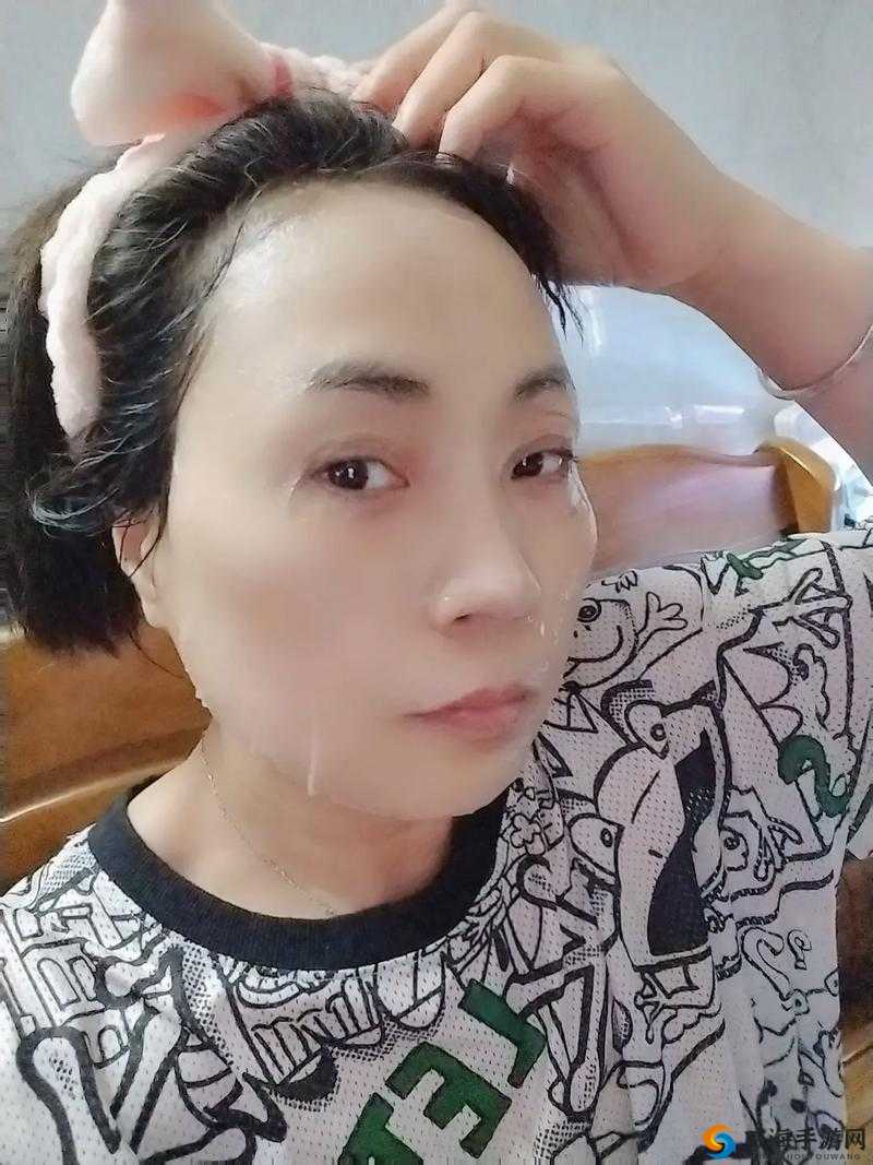 一边面膜一边烦燥视频：女子的情绪纠葛