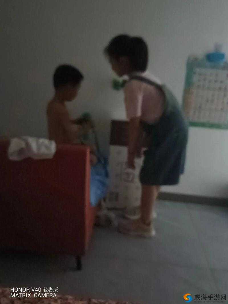 小孩半夜喂姐姐吃钢筋：这是什么操作