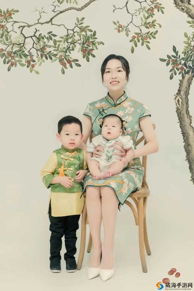 一小孩和妈妈胡萝卜黄：温馨的亲子时光
