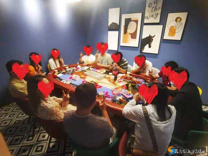 办公室桌子做剧烈运动打扑克：别样场景