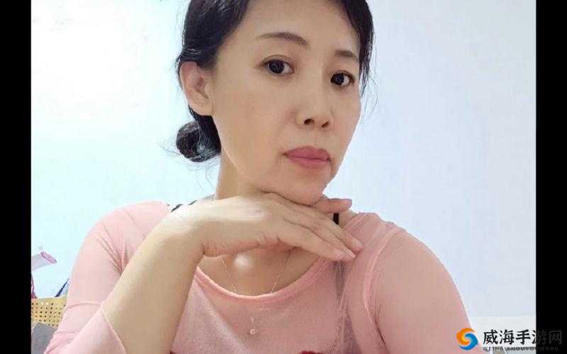 饥渴的熟妇张开腿呻吟:一段引人入胜的私密视频