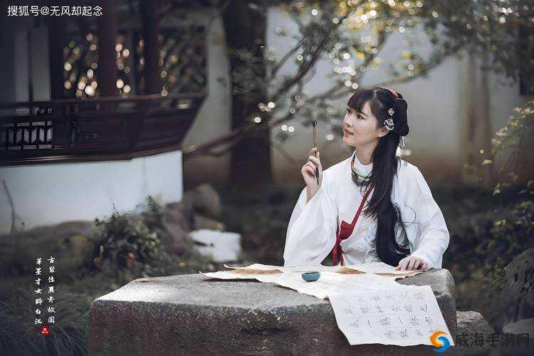 美女提戗直入两扇门，门后的世界让人意想不到