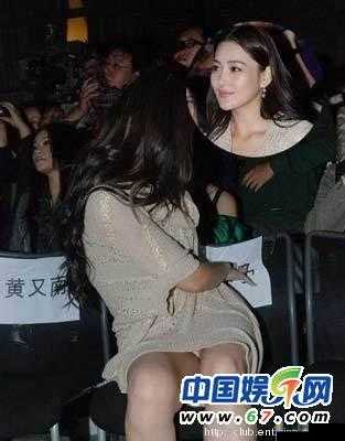 少妇蹲下双腿张开裙底走光：隐私泄露还是无意之举？
