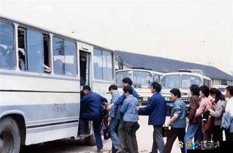 回乡大巴车最后一排的独特旅程与故事