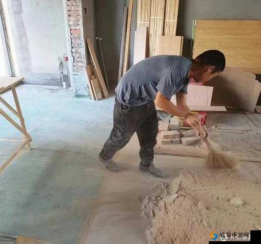 几个装修工人把我压在茶几：一段令人震惊的遭遇
