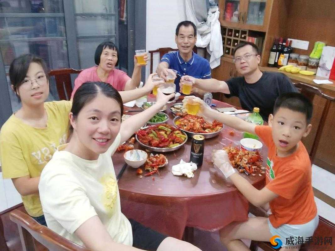 家庭聚会：父母儿女媳妇同游，共度欢乐时光