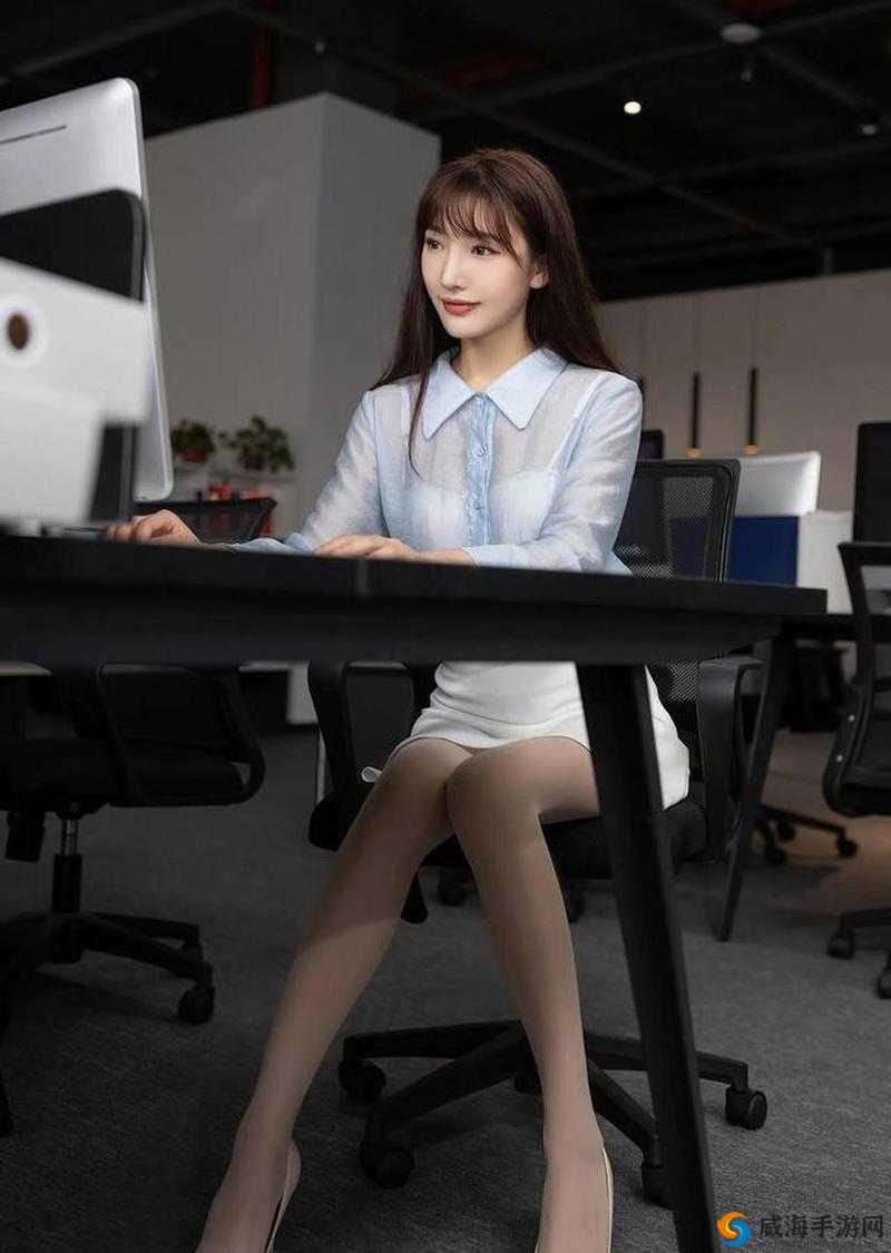 香艳职场极品美女办公室自慰:私密春光难以遮掩