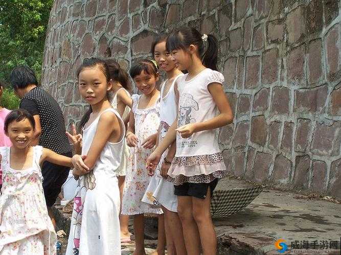 小孩穿着开裆裤躺在床上大腿就蹦：天真童趣中的可爱瞬间
