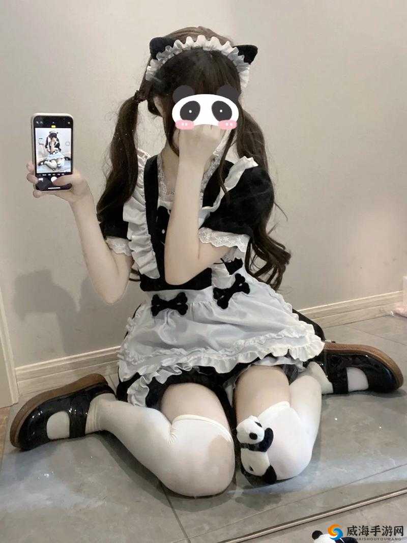 可爱女仆送上鲜嫩多汁的桃子:客人请享用