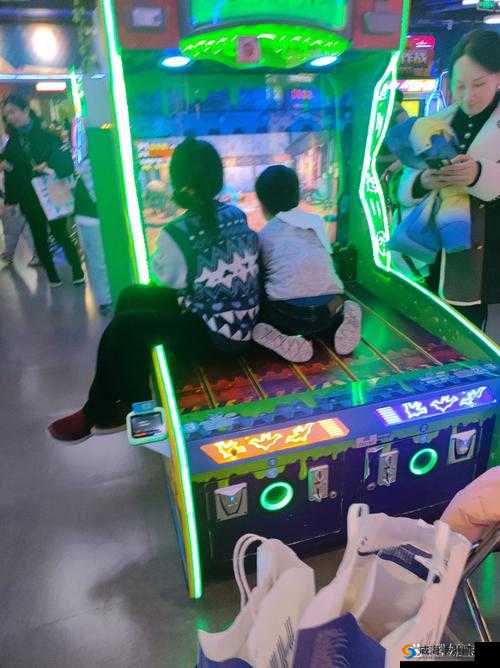 带玩具逛街时突然按下按钮:一场意外引发的奇妙冒险之旅