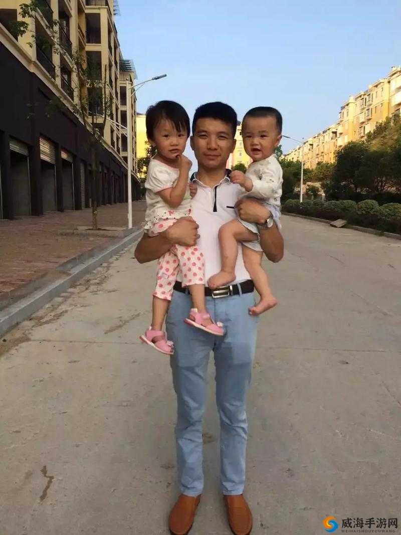 纯真姐弟情：弟弟将自己舍不得吃的萝卜给姐姐