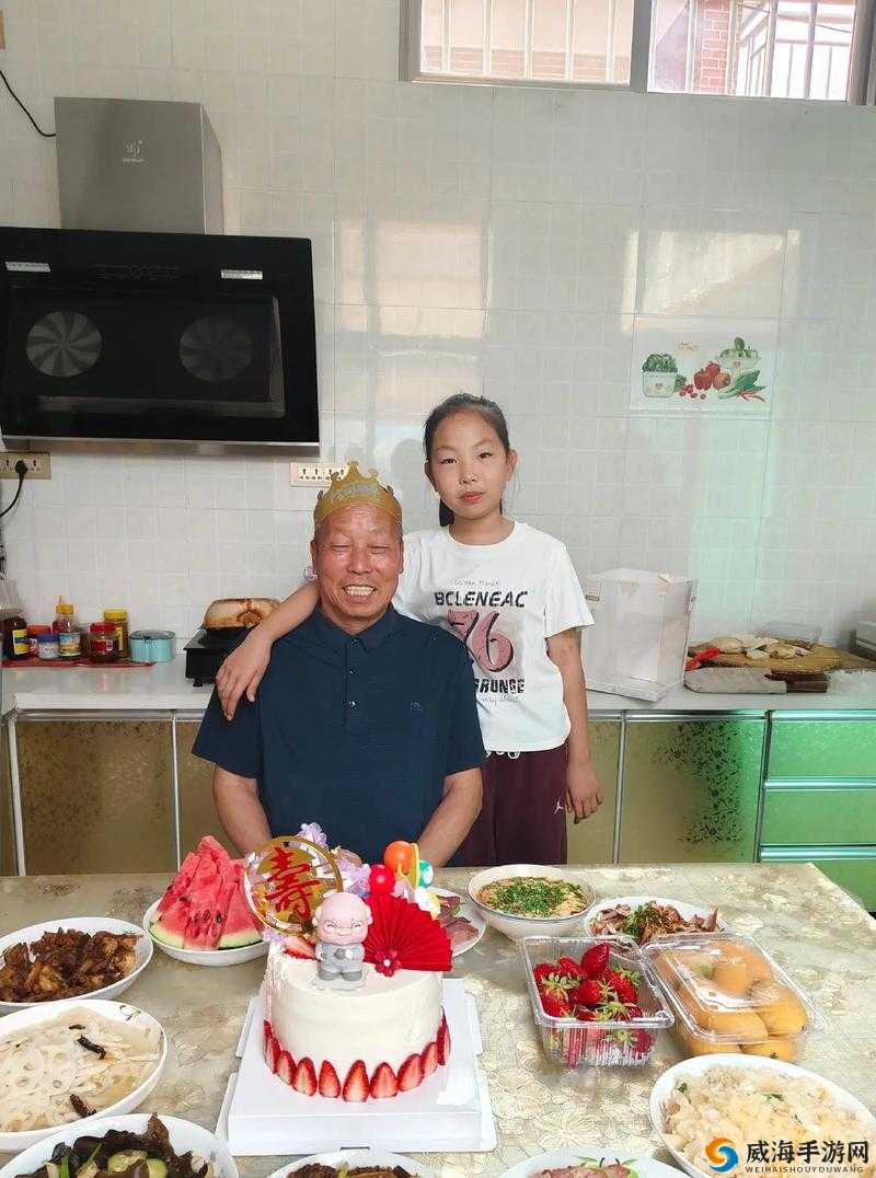 爸爸缓慢有力送女儿：浓浓父爱彰显无尽关怀与期许