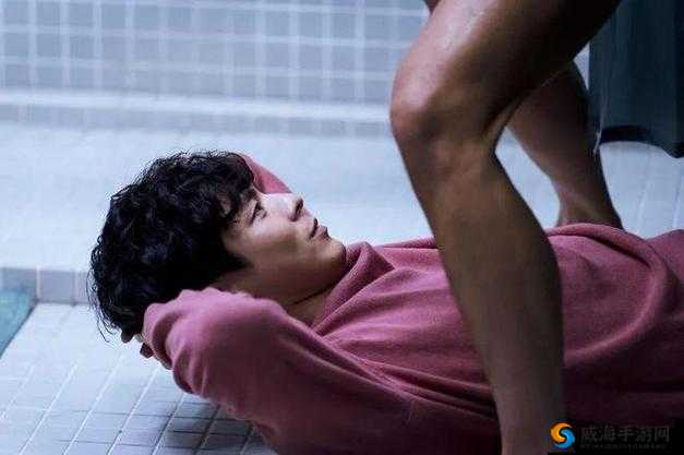 两个男生的私密时刻：探索情感与欲望的界限