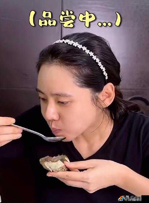 女生津津有味吃小头头的独特画面呈现