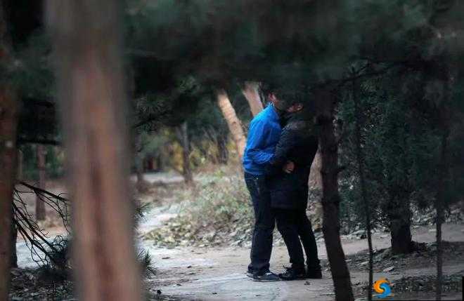 53 岁大妈在山坡开展趣味娱乐活动