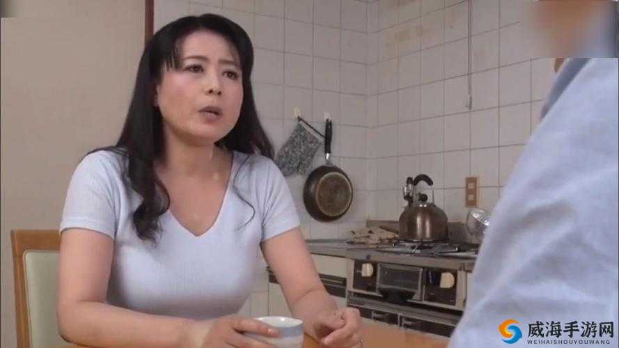 三浦恵理子五十路息与子：演绎成熟女性的魅力与风情