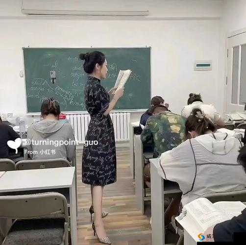 英语老师上课撩起裙子坐我身上，学生应该怎么办？