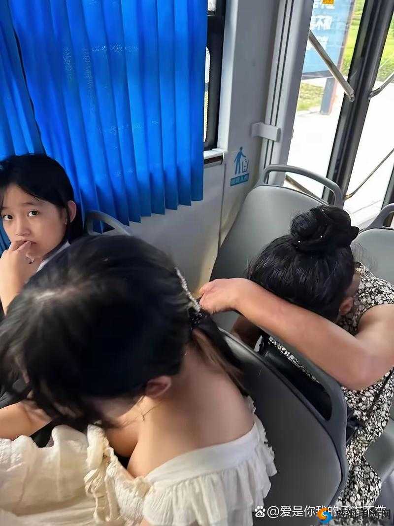 校花在公交车上对 H 展开独特调教故事