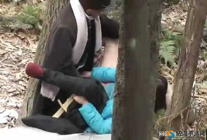 53 岁大妈山坡做皮肉买卖:为儿还债竟如此牺牲