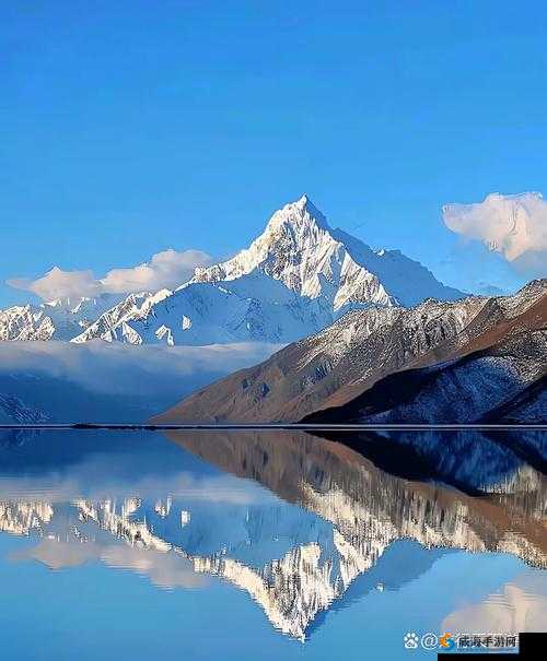 高耸的雪峰衬着巨大蓝天的壮丽景象