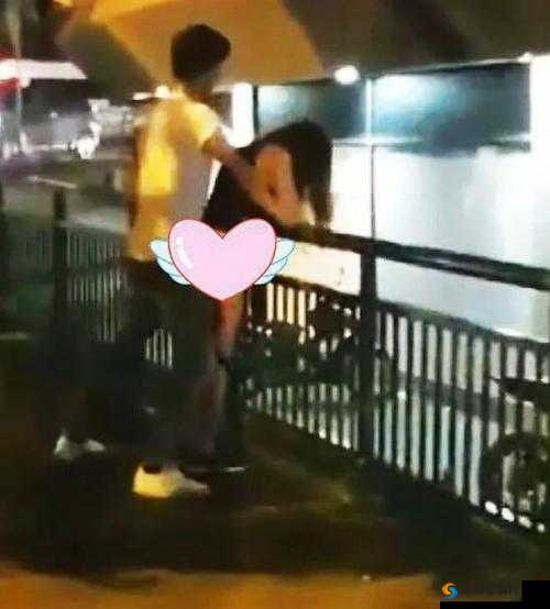 :震惊女子竟在公园做出如此不雅之举