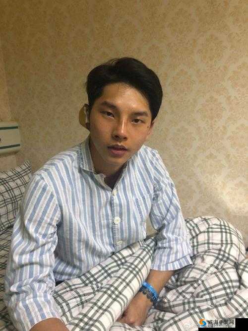帅帅的 Gay 吊大且硬喷浓精一:探索欲望的边界