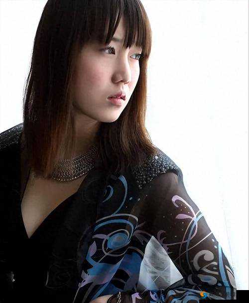 人体艺术模特张筱雨大胆写真集:挑战公众审美观念