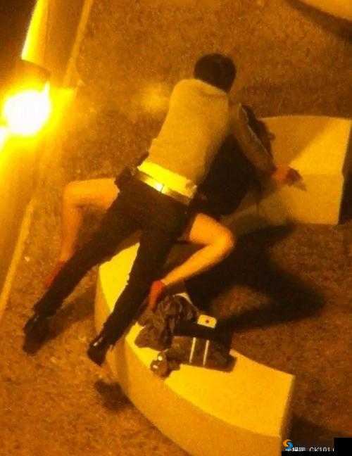 激情夜晚:双人床上打扑克不盖被子的疯狂挑战