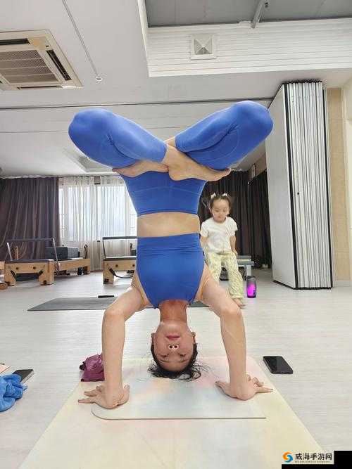 倒插莲花是什么样子：揭秘奇特的身体柔韧性动作